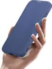 A hand holding a blue phone case. Voir les images du produit