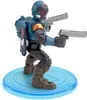 A Fortnite action figure with two pistols, standing on a blue circular base. Náhled obrázku produktu