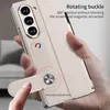 A hand holding a beige flip case for a smartphone, showcasing its features. Anteprima dell’immagine prodotto