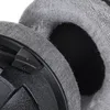 A close-up view of the ear cup and headband attachment of a pair of headphones. Produktbild-Vorschau