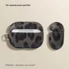 Étui Selencia Sabi à imprimé léopard pour les Apple AirPods Voir les images du produit 4