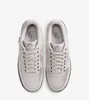 A top-down view of a pair of Nike Air Force 1 '07 sneakers. Produktbild-Vorschau