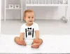 Kurzarm Baby-Body mit Aufdruck Mädels hier bin ich lustig Produktbild-Vorschau 2