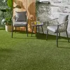 Grüner Rasenteppich, ausgelegt auf einer Terrasse mit Gartenstühlen. 
 Produktbild-Vorschau