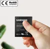 A hand holds a black Samsung battery. Voir les images du produit