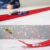 Rote Hot-Wheels-Strecke mit mehreren Spielzeugautos, im Hintergrund ist eine Kinderhand sichtbar Anteprima dell’immagine prodotto