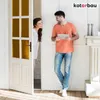 A couple is interacting in a doorway, with the man holding a tablet. Anteprima dell’immagine prodotto