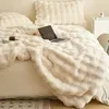 Cremefarbene Kunstfell-Decke über einem Bett mit passenden Kissen, Laptop und Kerze Náhľad obrázku produktu