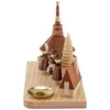 Ein kunstvoll gestalteter Kerzenhalter zeigt ein kleines Dorf mit detailreichen Holzfiguren und Gebäuden auf einer rechteckigen Holzplatte mit einem goldenen Kerzenhalter vorne. Produktbild-Vorschau