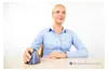 A woman is sitting at a desk with a computer mouse. Voir les images du produit