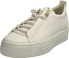 A close-up, studio shot of a single white leather sneaker with gold accents. Voir les images du produit