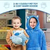 Two children are shown, one holding a plush toy and the other wearing a hooded blanket. The background appears to be a bedroom setting with bunk beds and shelves. Anteprima dell’immagine prodotto