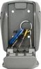 A close-up view of an open Master Lock XL key safe with keys inside. Produktbild-Vorschau