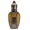 A close-up studio shot of a perfume bottle. Voir les images du produit