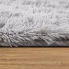 Close-up view of a fluffy, shaggy rug on a wooden floor. Anteprima dell’immagine prodotto