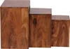 Three wooden nesting tables of varying heights. Voir les images du produit