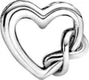 A close-up studio shot of a silver heart-shaped charm with intertwined links. Anteprima dell’immagine prodotto