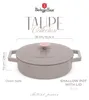 A marketing image showing a taupe shallow pot with a lid, with dimensions and branding. Anteprima dell’immagine prodotto