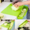 A collage of images showing a green cutting board with a built-in container for chopped vegetables, demonstrating its use in preparing food. Anteprima dell’immagine prodotto