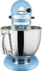 A close-up studio shot of a light blue KitchenAid stand mixer. Produktbild-Vorschau