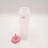 A white dispensing bottle and a pink lid are placed on a white and light gray surface. Anteprima dell’immagine prodotto