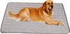 A golden retriever dog lying on a gray cooling mat. Produktbild-Vorschau