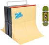 A Tech Deck fingerboard ramp set and a fingerboard are shown against a white background. Voir les images du produit