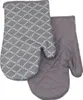 Two oven mitts are shown side-by-side against a white background. The mitt on the left has a grey and white quatrefoil pattern, while the mitt on the right is a solid grey with quilted stitching. Anteprima dell’immagine prodotto
