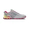La Sportiva Bushido III Woman Trailrunning-Schuh in Grau mit pinken und gelben Akzenten; seitliche Ansicht. Náhled obrázku produktu