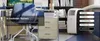 A portable air conditioner unit is shown in a home office setting, with a desk, chair, and bookshelf in the background. A menu of features is displayed next to the air conditioner. Produktbild-Vorschau