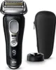 A black electric shaver with a charging base and a travel case, displayed against a white background. Anteprima dell’immagine prodotto