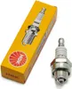 A product shot of a spark plug and its packaging. Voir les images du produit