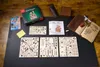 A flat lay of a 3D wooden model kit for a dragon, including unassembled wooden pieces, instructions, and the product box. Anteprima dell’immagine prodotto