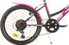 A close-up side view of the rear wheel and drivetrain of a pink and black children's bicycle. Produktbild-Vorschau