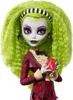 A Monster High doll with bright green hair, dressed in a red plaid suit, holding a red heart. Voir les images du produit