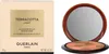 A product shot of a makeup compact and its packaging. Voir les images du produit