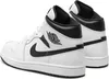 A pair of white and black Nike Air Jordan 1 Mid sneakers shown from the side and back. Anteprima dell’immagine prodotto