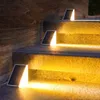 Drei dreieckige Solarlampen beleuchten nachts eine Steintreppe und werfen warmes gelbes Licht Náhľad obrázku produktu