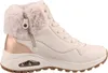 Das Bild zeigt einen beigen Stiefel der auf der rechten Seite abgebildet ist. Der Stiefel hat eine strukturierte Oberfläche und eine angenehme Form die ihm einen modernen Look verleiht. Produktbild-Vorschau
