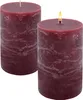 Two burgundy pillar candles on a white background. One candle is lit. Anteprima dell’immagine prodotto