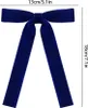 A dark blue velvet bow with two long streamers is shown against a white background. Dimensions are indicated by text overlays. Voir les images du produit