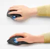 Two images of a person's hand using a Logitech ERGO M575 Trackball mouse. Anteprima dell’immagine prodotto