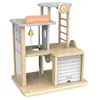 Een houten brandweerstation met accessoires, inclusief Productafbeelding-voorbeeld 3