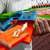 A person is holding a Nerf gun and inserting a magazine. Produktbild-Vorschau
