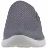 Das Bild zeigt einen grauen Freizeitschuh der von der Seite betrachtet wird. Der Schuh hat eine moderne Form und wirkt durch das atmungsaktive Material und die griffige Sohle sportlich und bequem. Podgląd zdjęcia produktu