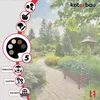 A lush garden scene with a winding path, trees, and a wooden planter box filled with flowers. The left side features a graphic with icons and text related to garden use. Anteprima dell’immagine prodotto