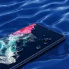 A smartphone screen with water droplets on it, set against a blue, wavy background. Produktbild-Vorschau