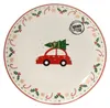 Runder Teller mit rotem Auto und Tannenbaum auf dem Dach sowie festlichem Weihnachtsdekor am Rand. Produktbild-Vorschau