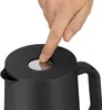 A hand is pressing the lid of a black insulated carafe. Voir les images du produit