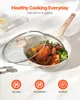 A cooked chicken with vegetables in a white pan with a glass lid, on a white surface with a glass of water and cutlery. Anteprima dell’immagine prodotto